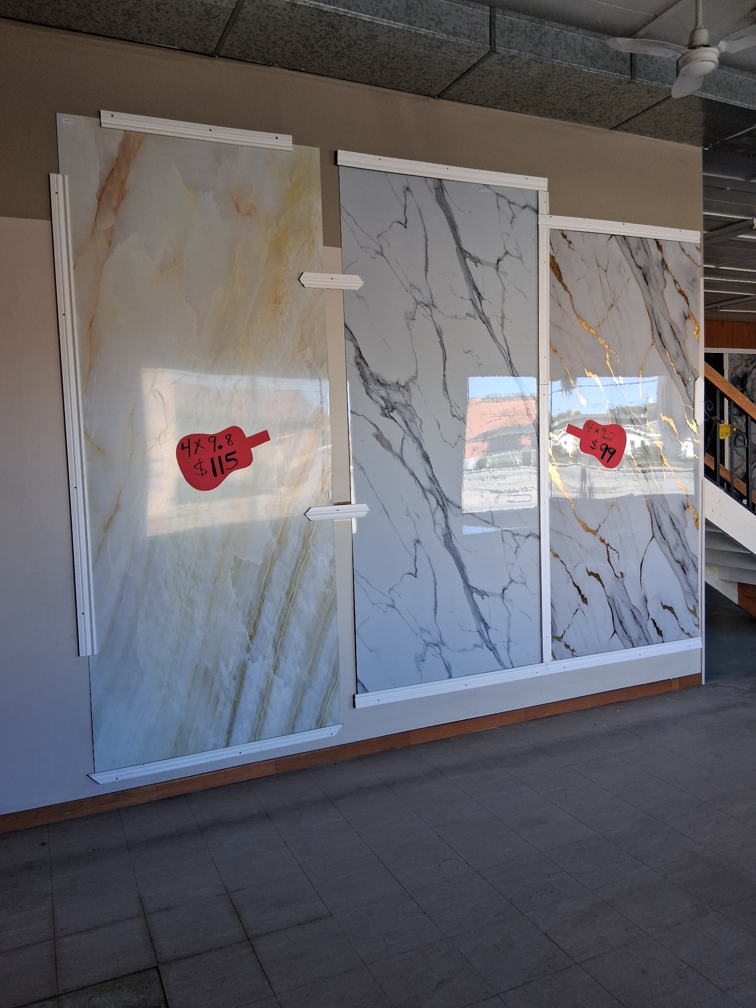 Panneaux décoratifs exposés chez Liquidation Fort-Coulonge